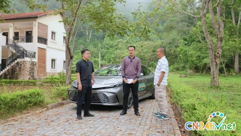 car awards 2024  toyota camry hybrid tre hoa giu gia tri cot loi