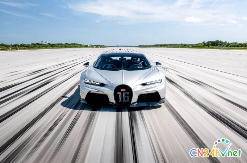 chu xe bugatti chiron thu cam giac mot giay chay het san bong