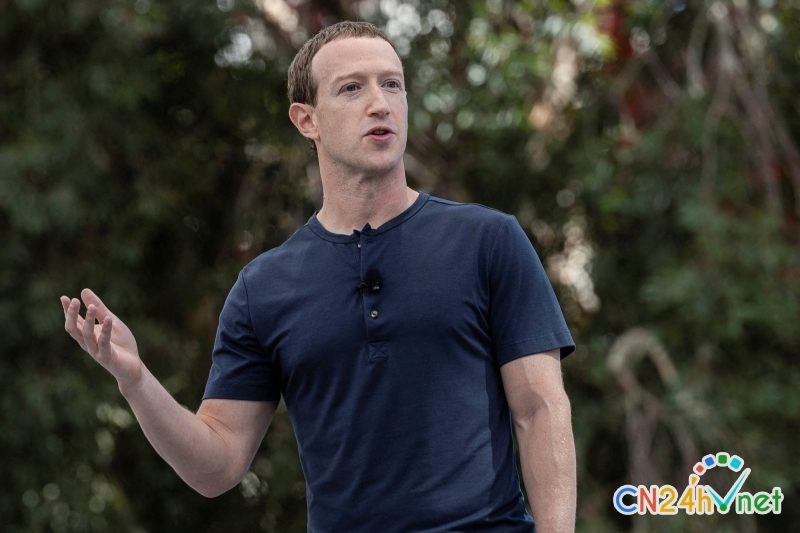 mark zuckerberg can nhac ban ao phong