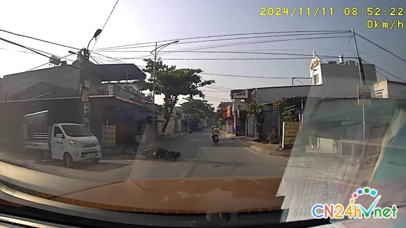 nguoi di xe may giat minh nga truoc hai oto