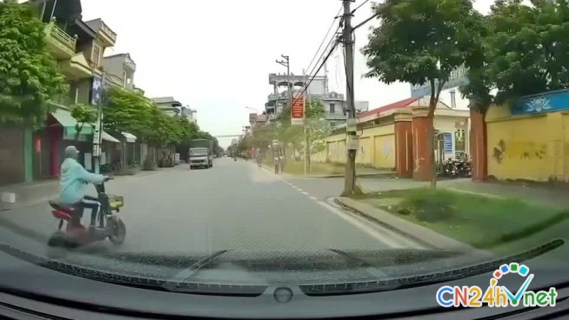 nguoi phu nu cat ngang dau oto de sang duong