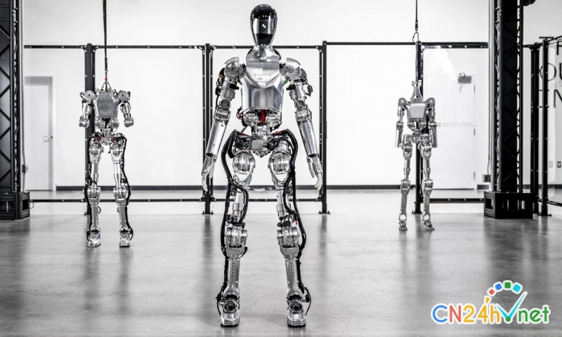 startup robot hinh nguoi duoc cac ong lon san don
