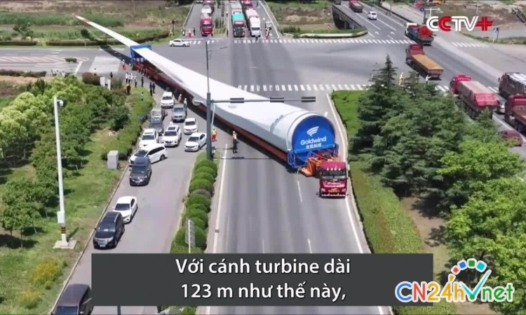 van chuyen canh turbine gio dai 123 m tren duong bo