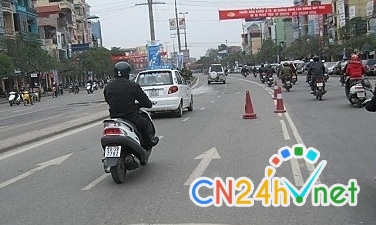 xe may khong duoc di lan trai neu duong co hai lan